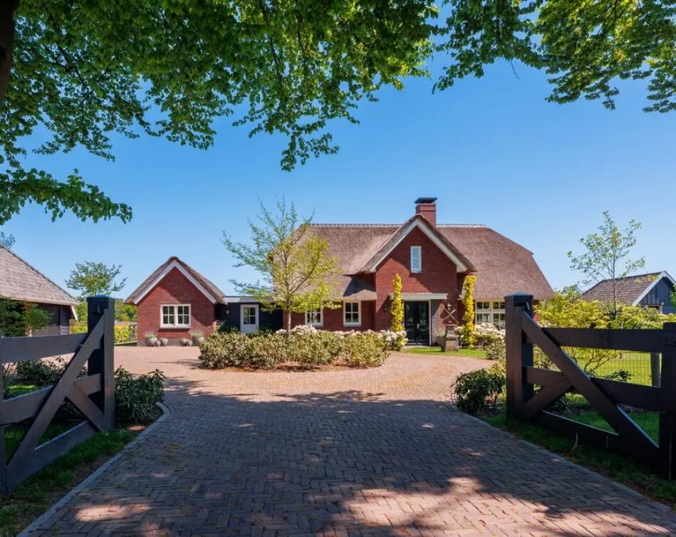 Rietgedekt landhuis met vrij uitzicht over essen en weilanden - Noord Esweg Hellendoorn